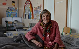 乌克兰98岁老妇独自走10公里 逃离俄占领区